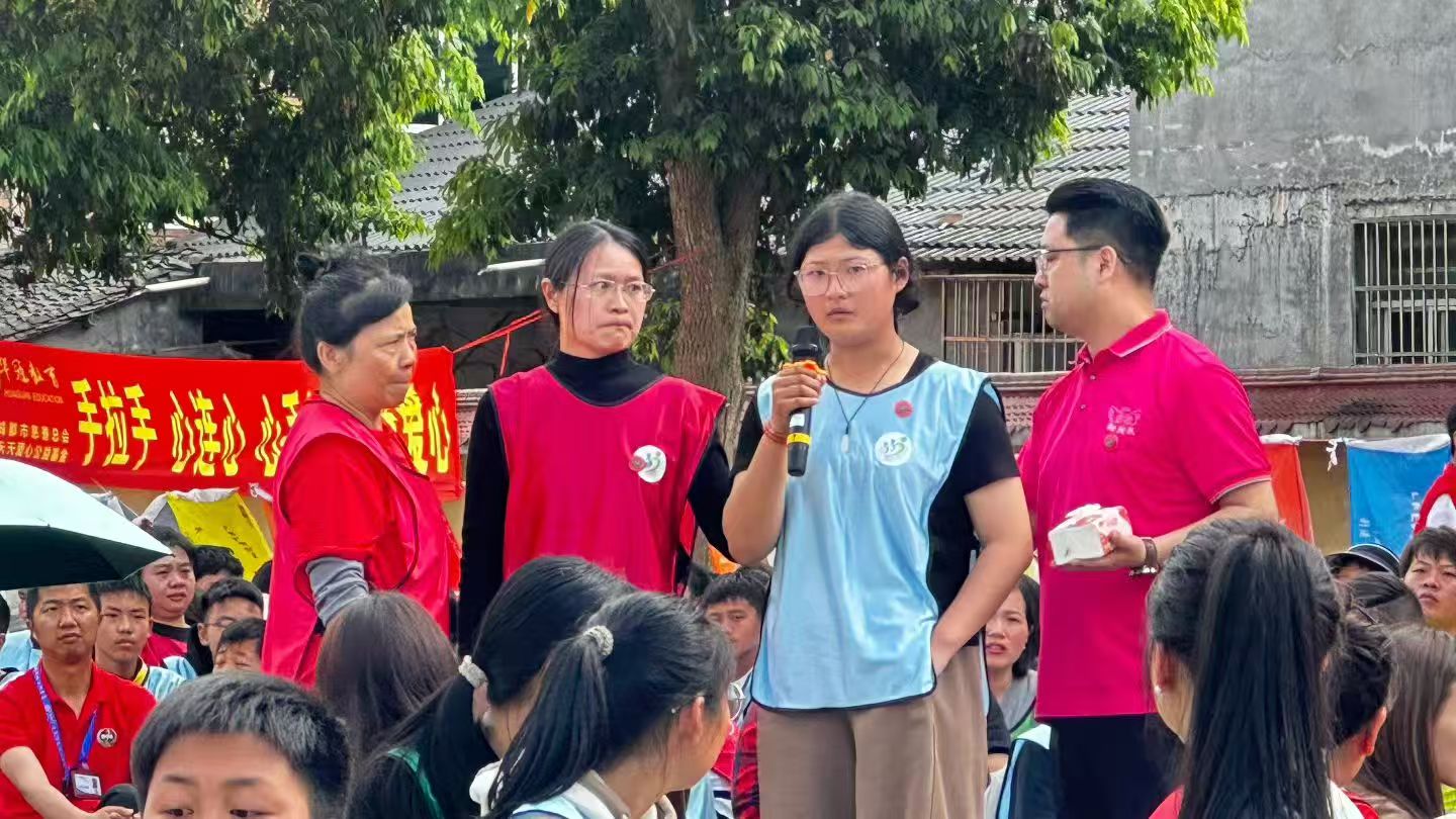 心手相牽助成長(zhǎng) 藍(lán)絲帶下筑夢(mèng)想  今日達(dá)航空物流攜手800余愛(ài)心力量共赴  潼南公益助學(xué)活動(dòng)
